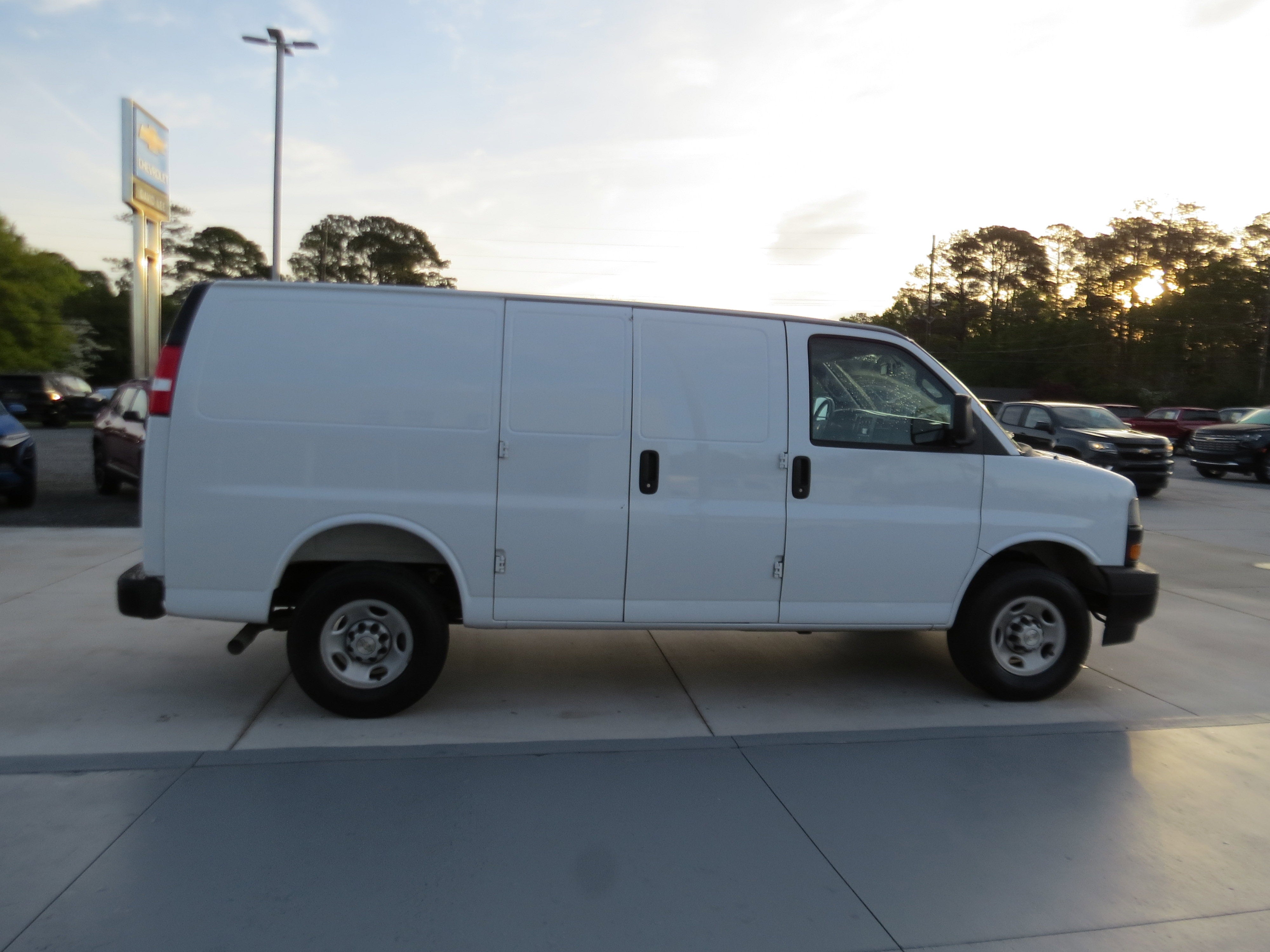 2025 Chevrolet Express Cargo WT