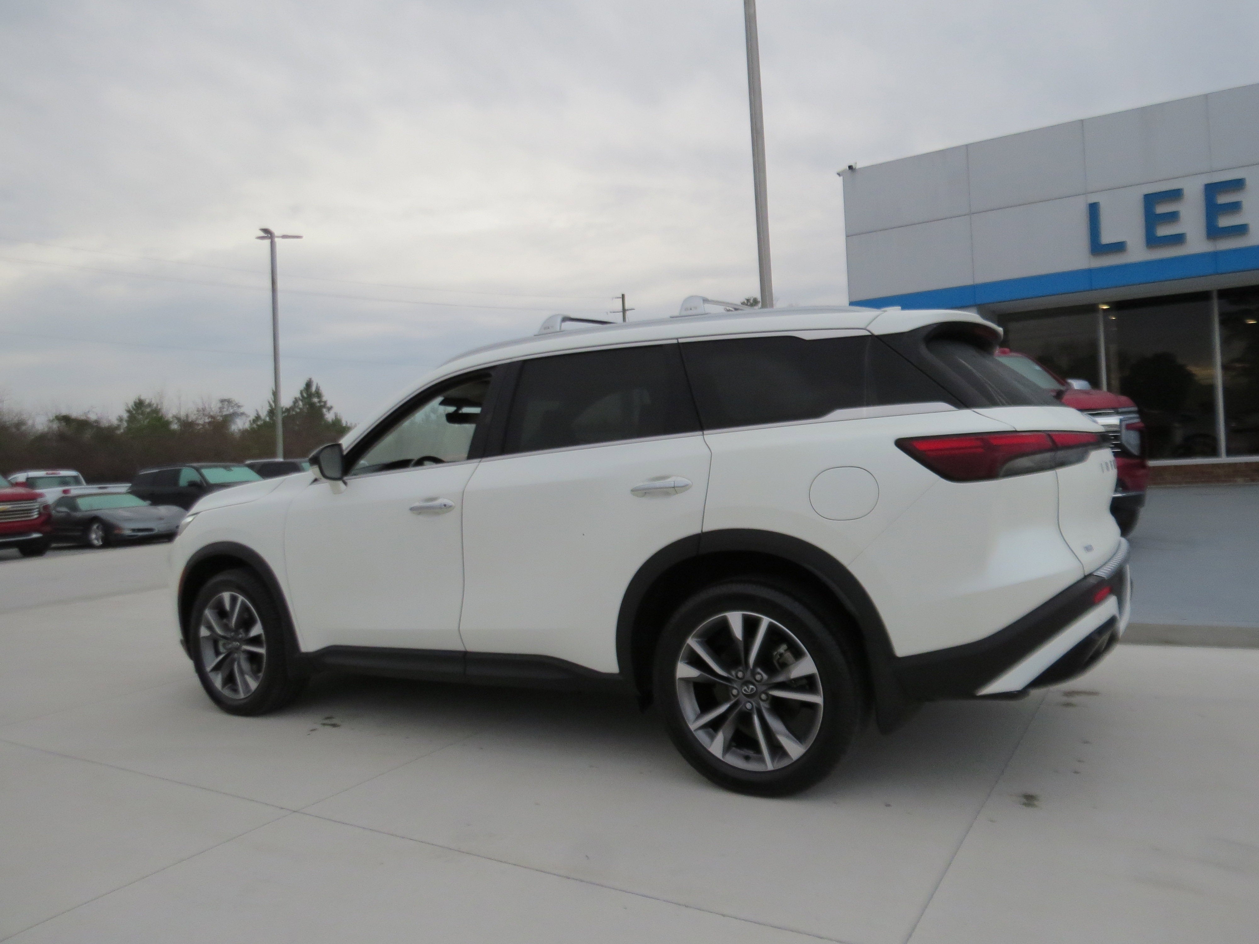 2023 INFINITI QX60 LUXE AWD