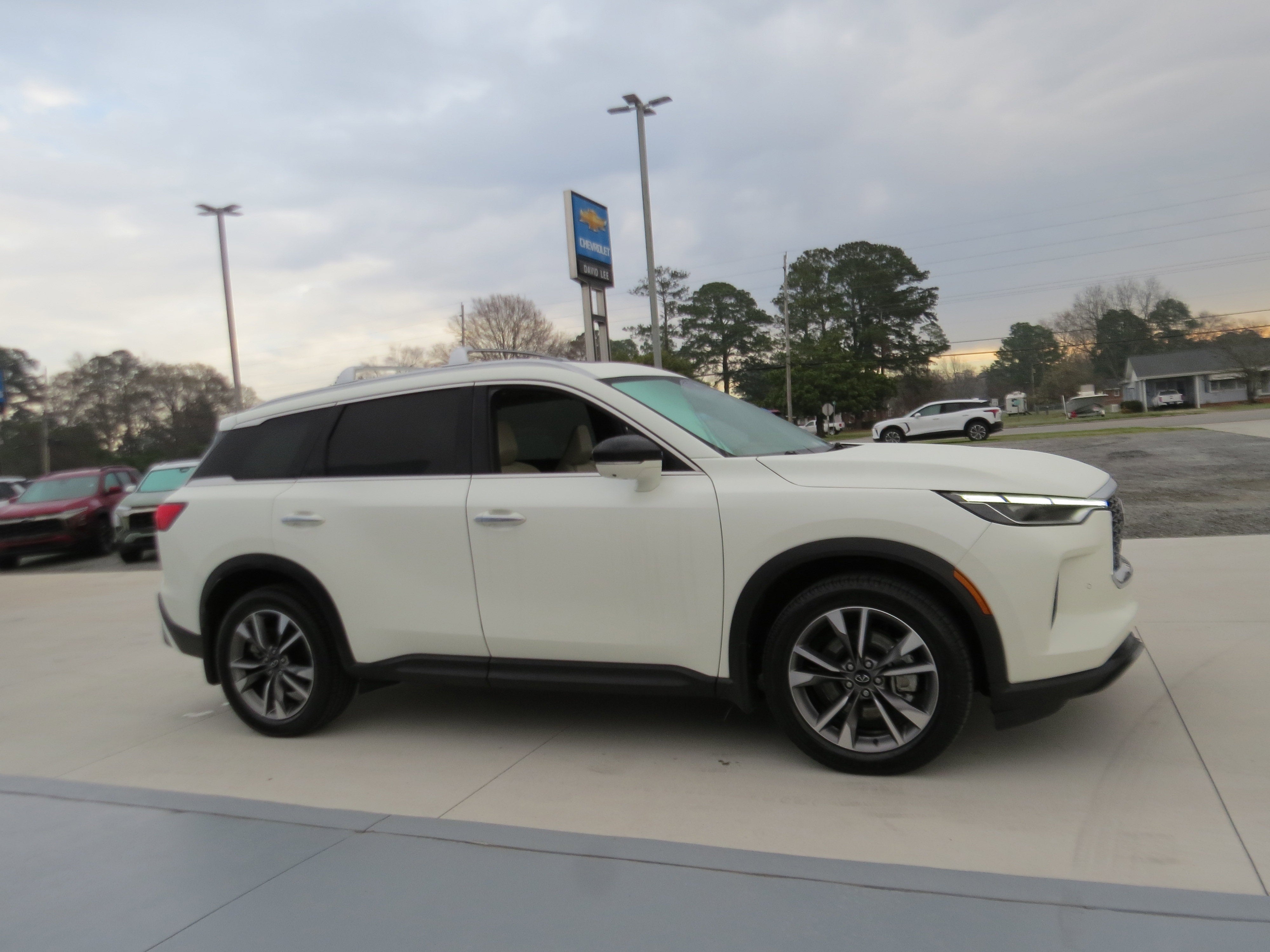 2023 INFINITI QX60 LUXE AWD